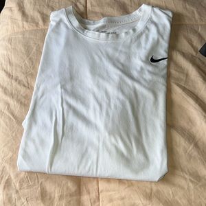Nwot white the Nike tee dri fit short sleeve tee
